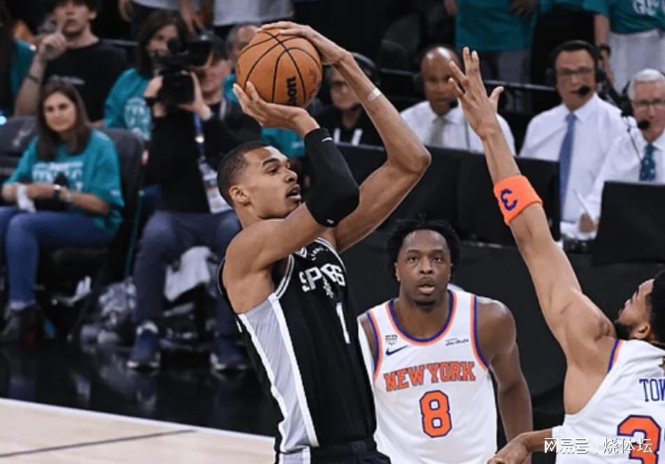 leyu官网-NBA：马刺领先13分遭逆转！文班亚马26分12板，布伦森30分